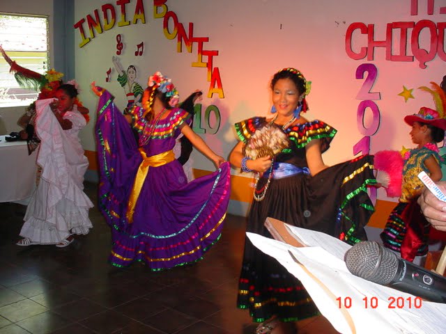 Los padres de familia disfrutaron viendo bailar a las ninas